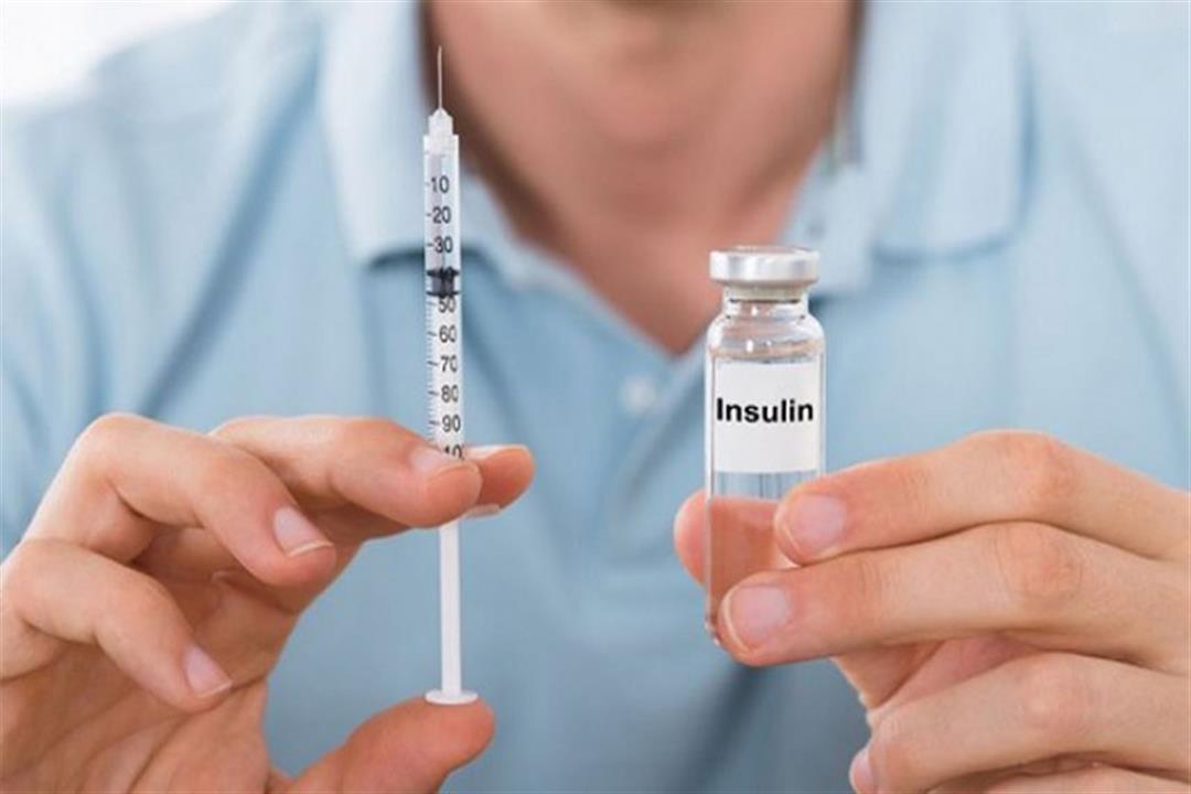 ما هي العوارض الجانبية المرتبطة بإدارة الأنسولين لمرضى السكري؟